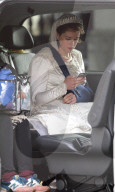 PEOPLE - Claire Foy mit Armschlinge und Händy als Queen