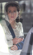 PEOPLE - Claire Foy mit Armschlinge und Händy als Queen