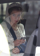 PEOPLE - Claire Foy mit Armschlinge und Händy als Queen