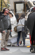PEOPLE - Claire Foy mit Armschlinge und Händy als Queen