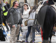 PEOPLE - Claire Foy mit Armschlinge und Händy als Queen