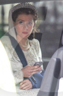 PEOPLE - Claire Foy mit Armschlinge und Händy als Queen