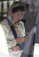 PEOPLE - Claire Foy mit Armschlinge und Händy als Queen