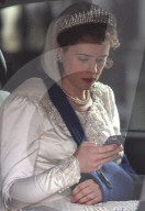 PEOPLE - Claire Foy mit Armschlinge und Händy als Queen