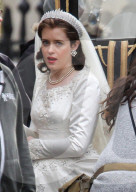 PEOPLE - Claire Foy mit Armschlinge und Händy als Queen