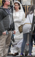 PEOPLE - Claire Foy mit Armschlinge und Händy als Queen