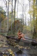 FEATURE - Gut getarnt: Nacktmodel im Herbstwald von Jürg Düsterwald