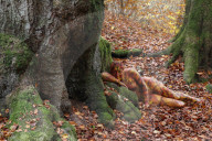 FEATURE - Gut getarnt: Nacktmodel im Herbstwald von Jürg Düsterwald