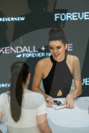 PEOPLE - Kylie und Kendall an der Laden-Eršffnung in Melbourne