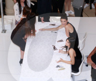PEOPLE - Kylie und Kendall an der Laden-Eršffnung in Melbourne