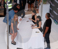 PEOPLE - Kylie und Kendall an der Laden-Eršffnung in Melbourne