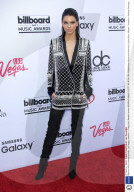 PEOPLE - Gleiches Kleid - wem stehts besser?