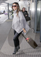 PEOPLE - Vom Winde verweht: Liz Hurley am Flughafen Heathrow