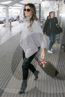 PEOPLE - Vom Winde verweht: Liz Hurley am Flughafen Heathrow