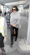 PEOPLE - Vom Winde verweht: Liz Hurley am Flughafen Heathrow