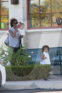 PEOPLE - North West mit Nanny unterwegs in Calabasas