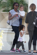 PEOPLE - North West mit Nanny unterwegs in Calabasas