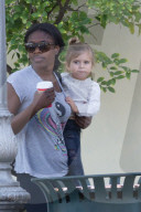 PEOPLE - North West mit Nanny unterwegs in Calabasas