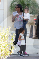 PEOPLE - North West mit Nanny unterwegs in Calabasas