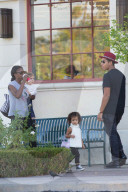 PEOPLE - North West mit Nanny unterwegs in Calabasas