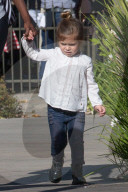 PEOPLE - North West mit Nanny unterwegs in Calabasas