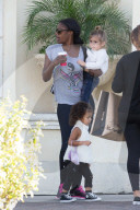 PEOPLE - North West mit Nanny unterwegs in Calabasas