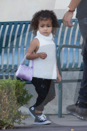PEOPLE - North West mit Nanny unterwegs in Calabasas