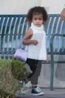 PEOPLE - North West mit Nanny unterwegs in Calabasas
