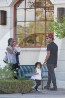 PEOPLE - North West mit Nanny unterwegs in Calabasas