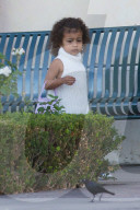PEOPLE - North West mit Nanny unterwegs in Calabasas