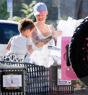 PEOPLE - Amber Rose mit Sohnemann in einem Einkaufszentrum in LA