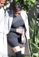 PEOPLE - Kris Jenner und ihr Freund bummeln in Westlake Village