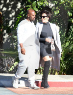 PEOPLE - Kris Jenner und ihr Freund bummeln in Westlake Village