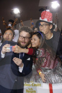 PEOPLE - Pullover Mode an der  'The Night Before' Premiere in LA