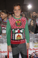 PEOPLE - Pullover Mode an der  'The Night Before' Premiere in LA