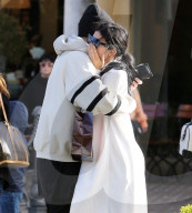 EXKLUSIV - Eine aufgewühlte Kylie Jenner wird von jungem Mann getröstet