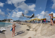 FEATURE - Tiefflieger - Anflug über Touristenköpfe am Maho Beach