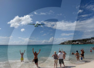 FEATURE - Tiefflieger - Anflug über Touristenköpfe am Maho Beach