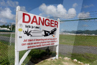 FEATURE - Tiefflieger - Anflug über Touristenköpfe am Maho Beach