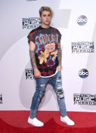 PEOPLE - American Music Awards: Justin Bieber raucht auf dem Roten Teppich