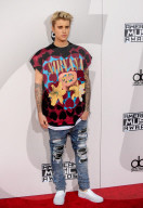PEOPLE - American Music Awards: Justin Bieber raucht auf dem Roten Teppich