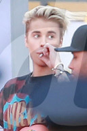 PEOPLE - American Music Awards: Justin Bieber raucht auf dem Roten Teppich