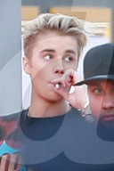 PEOPLE - American Music Awards: Justin Bieber raucht auf dem Roten Teppich
