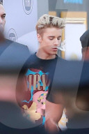 PEOPLE - American Music Awards: Justin Bieber raucht auf dem Roten Teppich