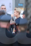 PEOPLE - American Music Awards: Justin Bieber raucht auf dem Roten Teppich