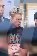 PEOPLE - American Music Awards: Justin Bieber raucht auf dem Roten Teppich