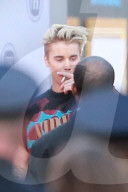 PEOPLE - American Music Awards: Justin Bieber raucht auf dem Roten Teppich