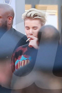 PEOPLE - American Music Awards: Justin Bieber raucht auf dem Roten Teppich