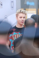 PEOPLE - American Music Awards: Justin Bieber raucht auf dem Roten Teppich