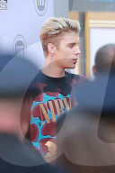 PEOPLE - American Music Awards: Justin Bieber raucht auf dem Roten Teppich